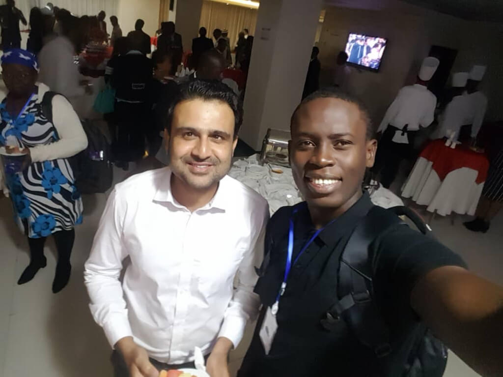 Prince Youlou en discussion avec Qamer Udin