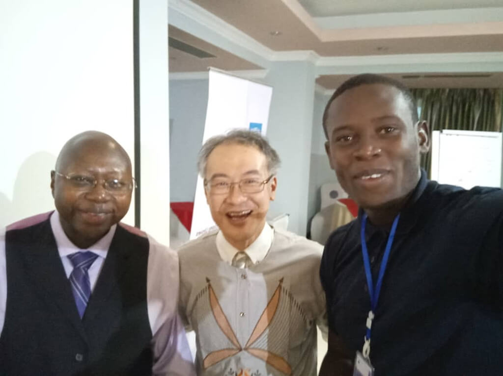 YouthConnekt : Photo en compagnie de Lamine Momodou Manneh Directeur PNUD Afrique et de l'ambassadeur Fumio Shimizu