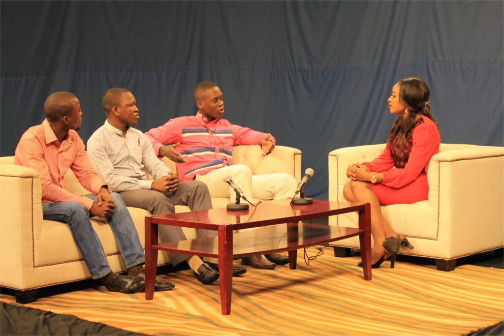 prince Youlou et collaborateurs en séance d'enregistrement de l'émisson L'excéllence à TV Congo